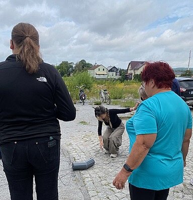 Berufsschule Bischofswerda, Sporttag, Schulleiterin Karin Haschke und Schüler erklären das Spiel